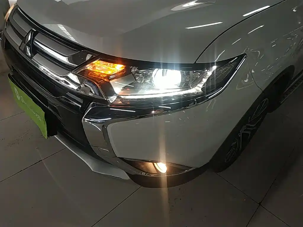 Mitsubishi Outlander 2018 — фото 24