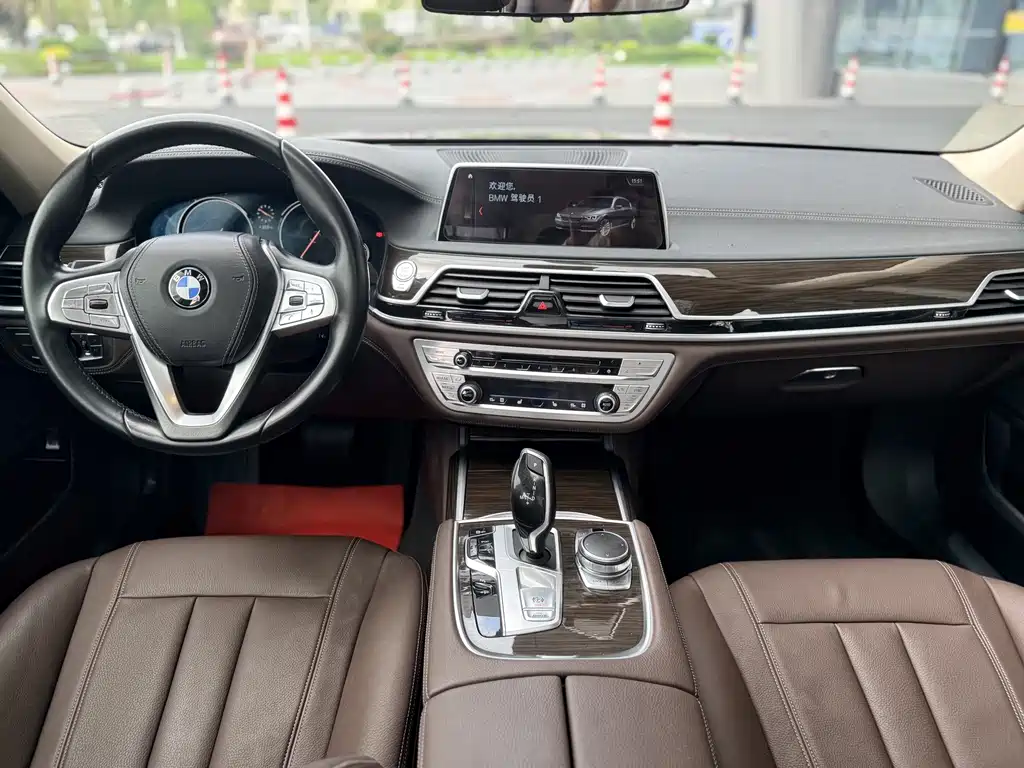 BMW 7 Series 2017 — фото 11
