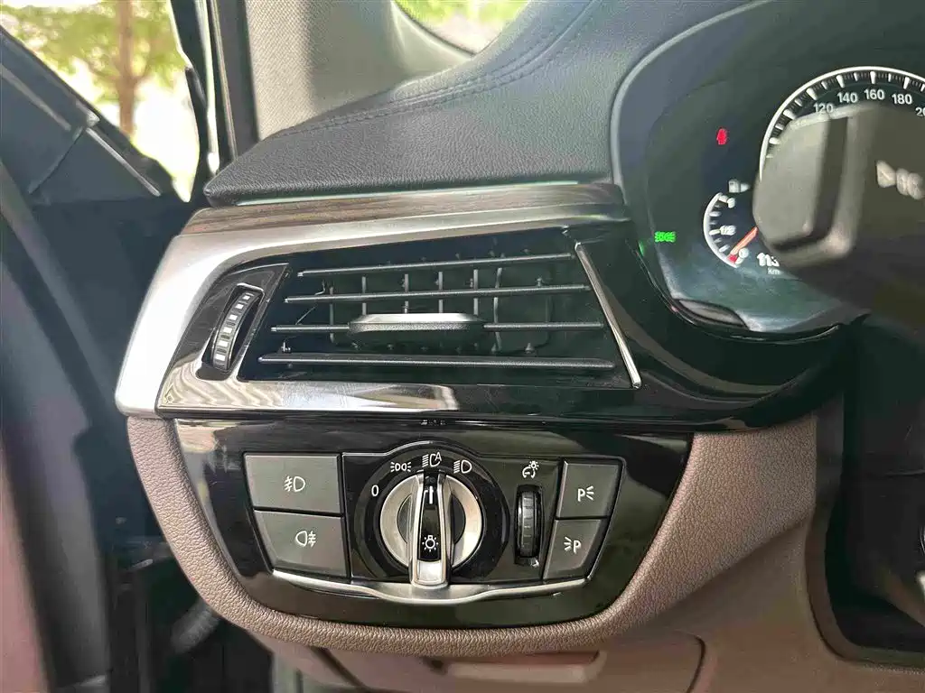 BMW 5 Series 2019 — фото 15