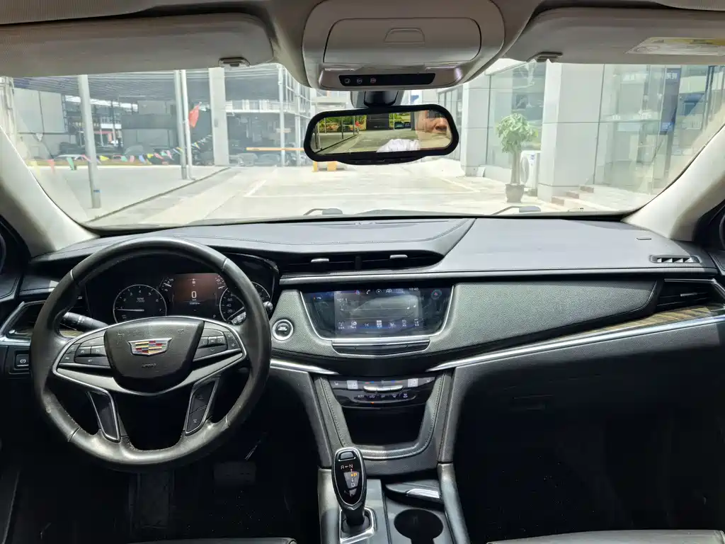 Cadillac XT5 2017 — фото 14