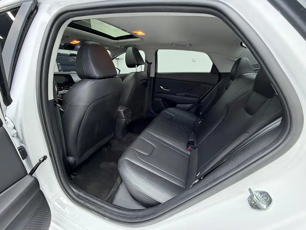 Hyundai Elantra 2023 — фото 15