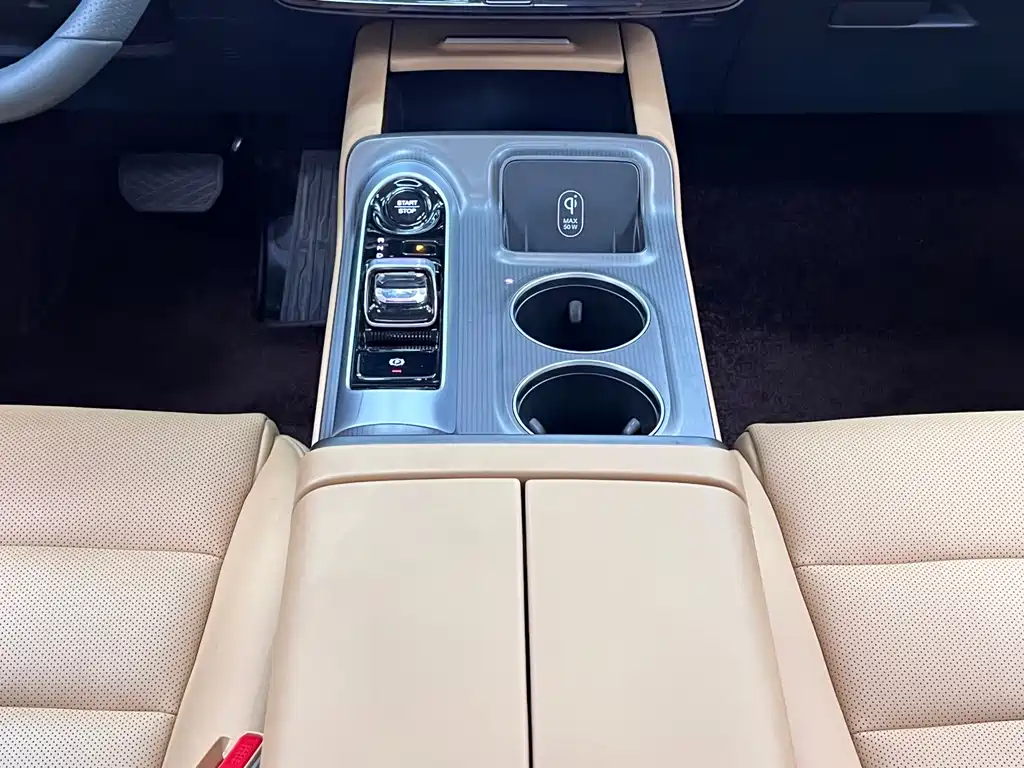 GAC Motor E8 PHEV 2023 — фото 25