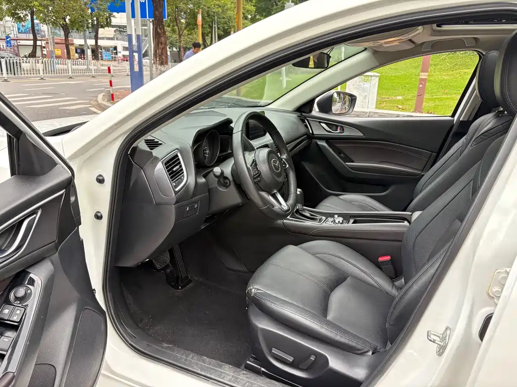 Mazda 3 Axela 2018 — фото 10
