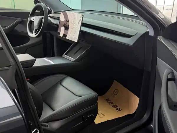 Tesla Model Y 2025