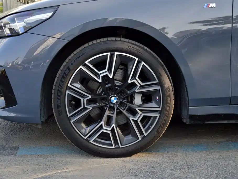 BMW 5 Series 2024 — фото 13