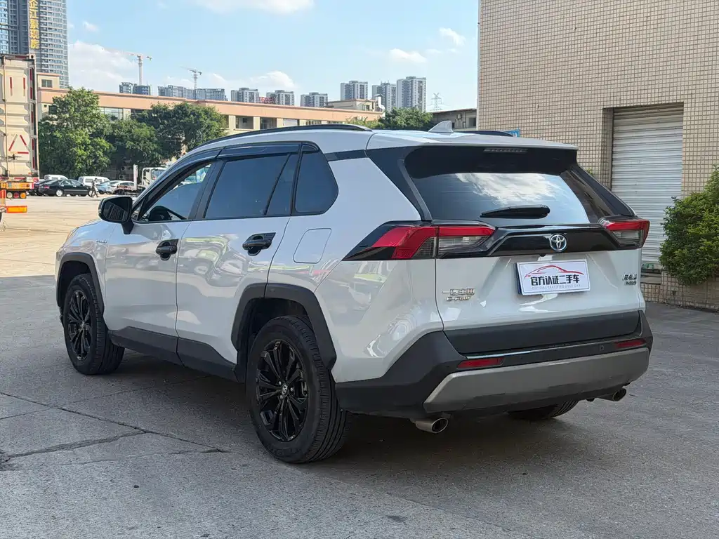 Toyota RAV4 2023 — фото 17