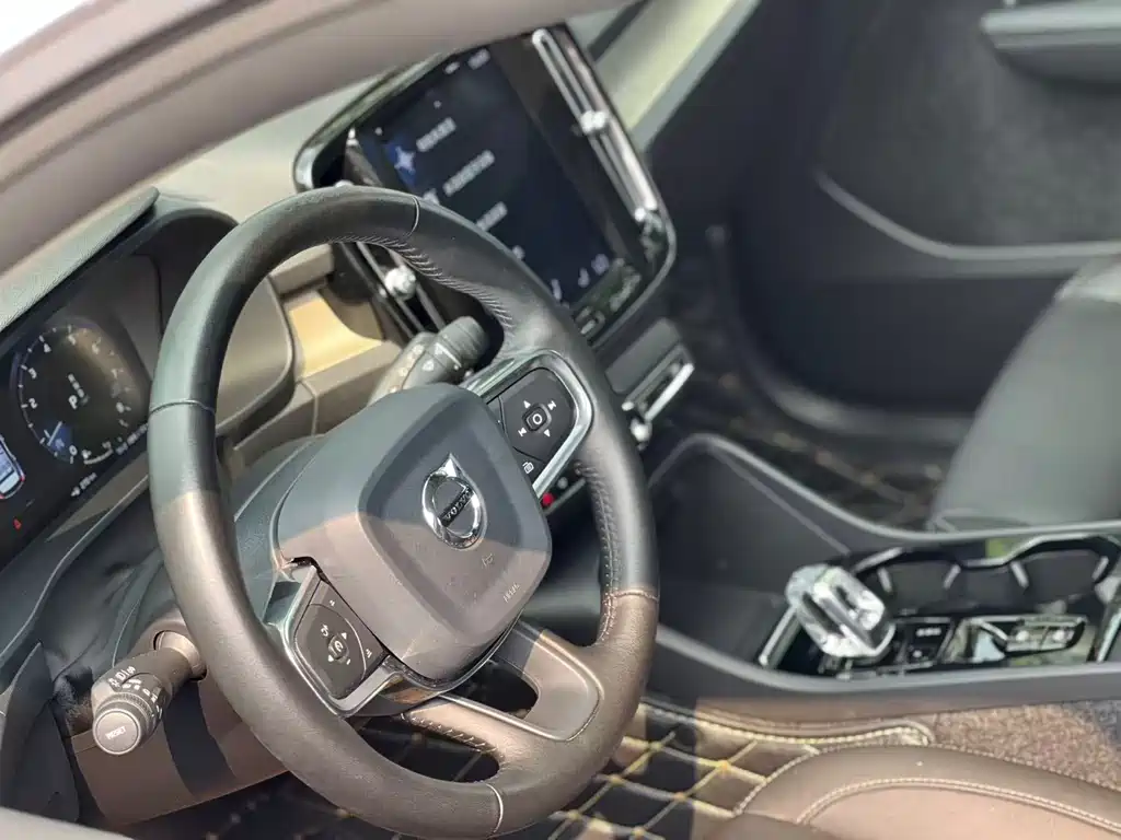 Volvo XC40 2019 — фото 10