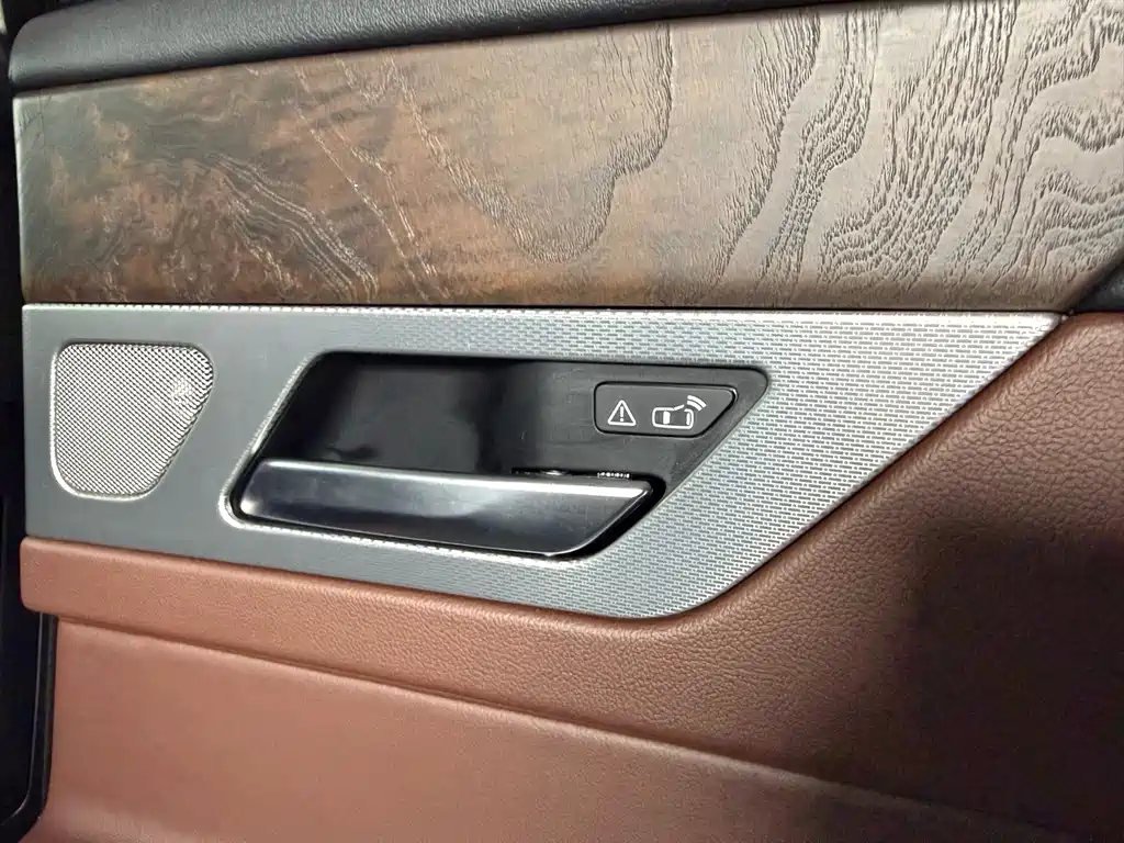 Jaguar XFL 2018 — фото 13