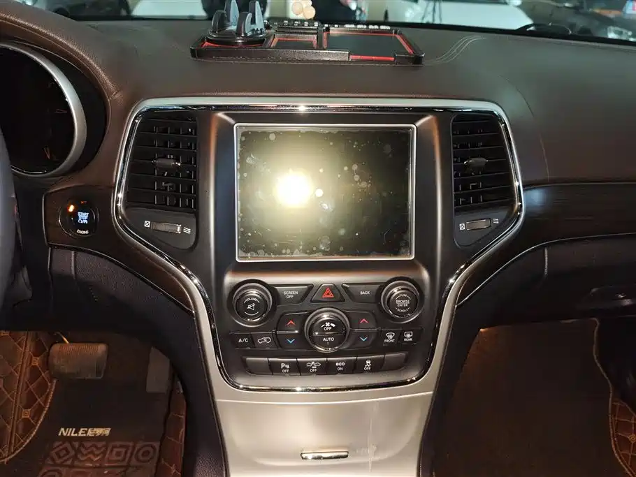 Jeep Grand Cherokee 2016 — фото 12