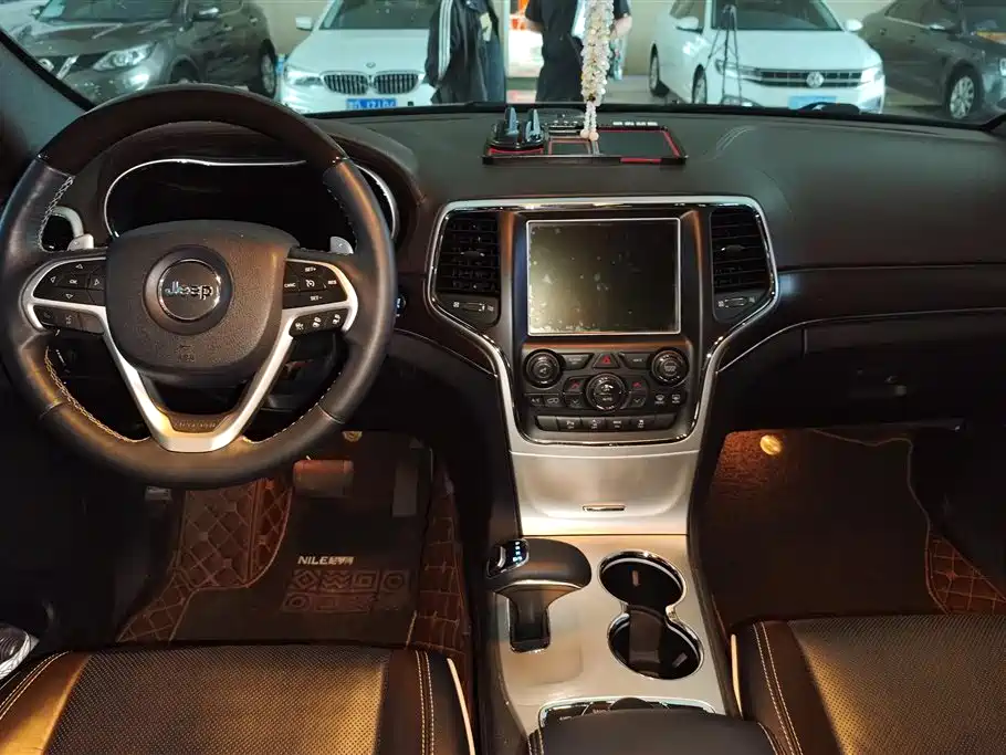 Jeep Grand Cherokee 2016 — фото 11