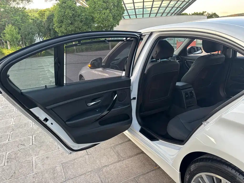 BMW 3 Series 2019 — фото 15