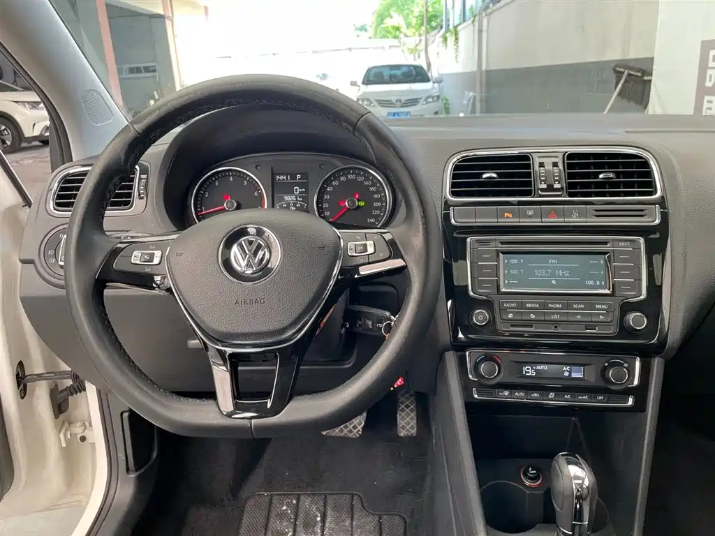Volkswagen Polo 2015 — фото 11
