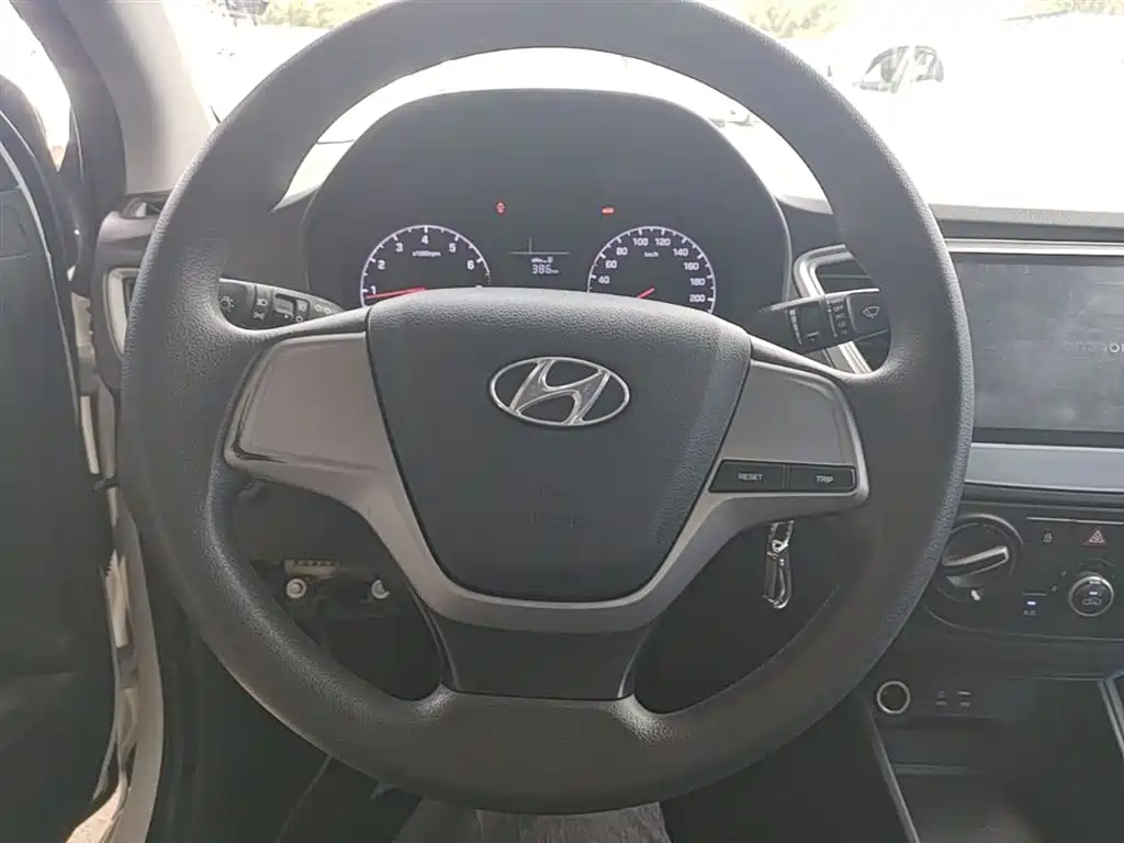 Hyundai Verna 2018 — фото 11