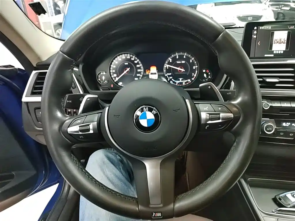 BMW 3 Series 2018 — фото 11