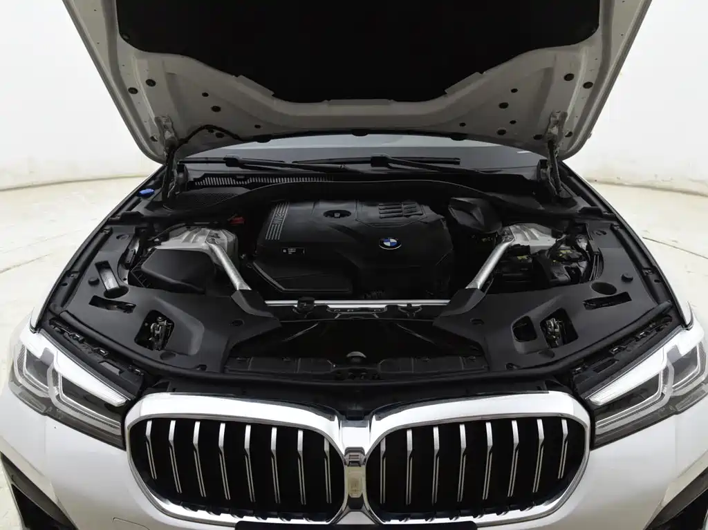 BMW 5 Series 2023 — фото 10