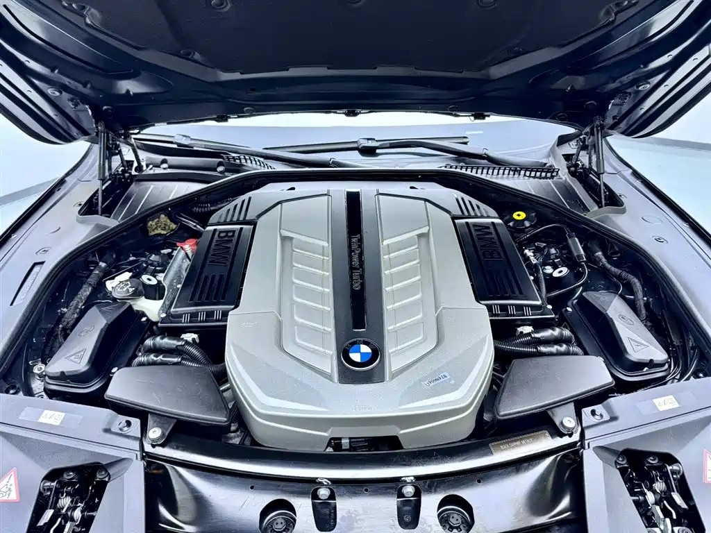 BMW 7 Series 2011 — фото 9