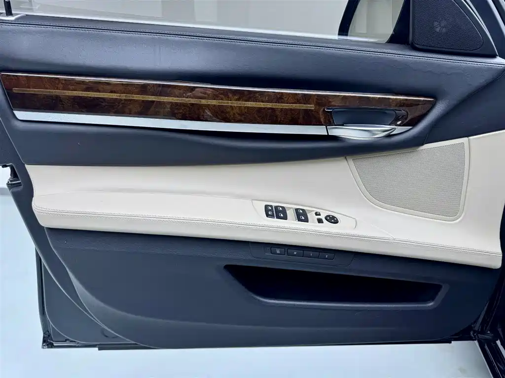 BMW 7 Series 2011 — фото 10