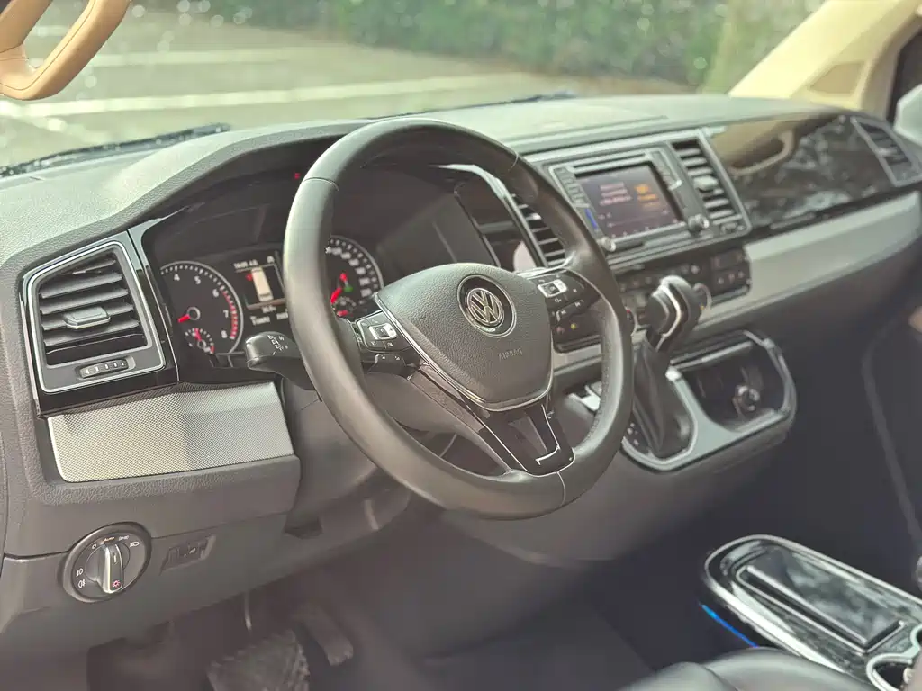 Volkswagen Multivan 2017 — фото 17