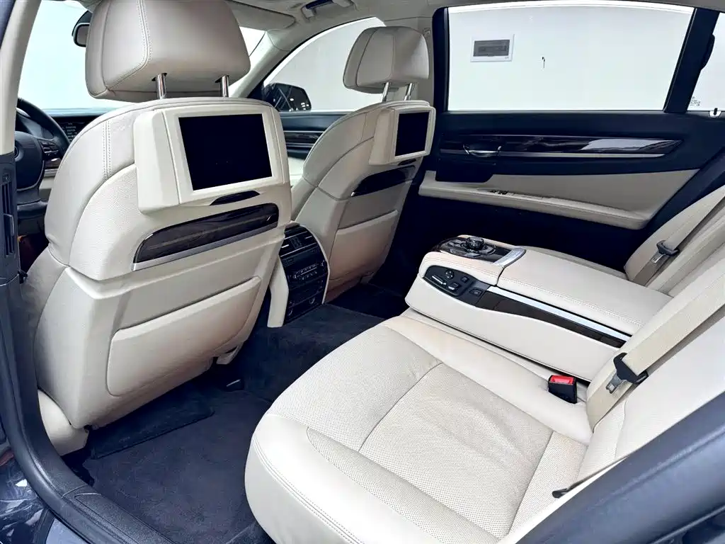 BMW 7 Series 2011 — фото 26