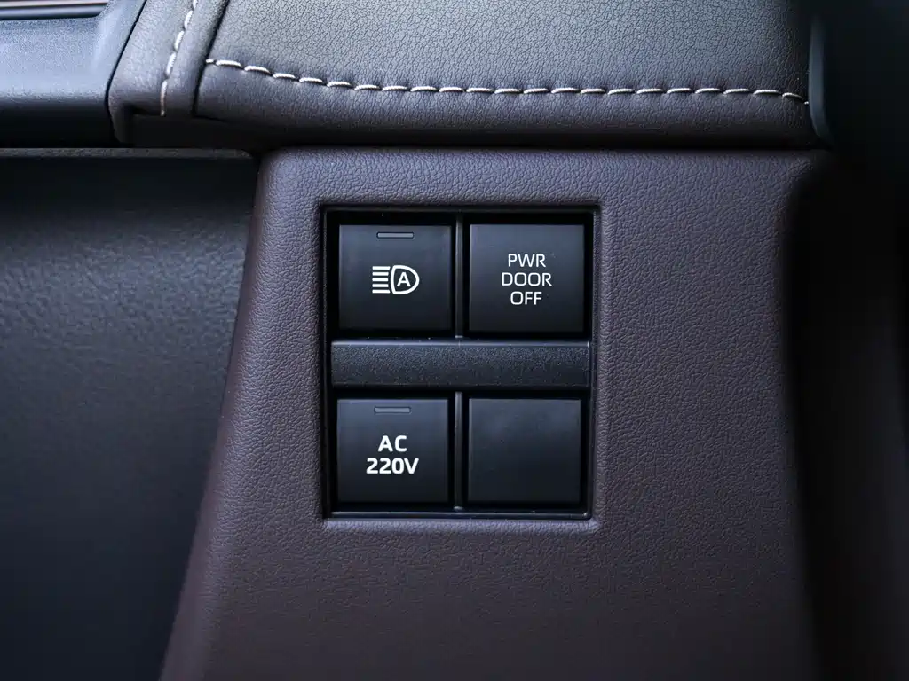 Toyota Vellfire 2023 — фото 18