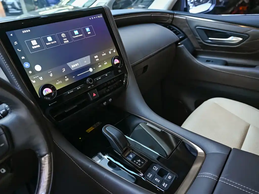 Toyota Vellfire 2023 — фото 13