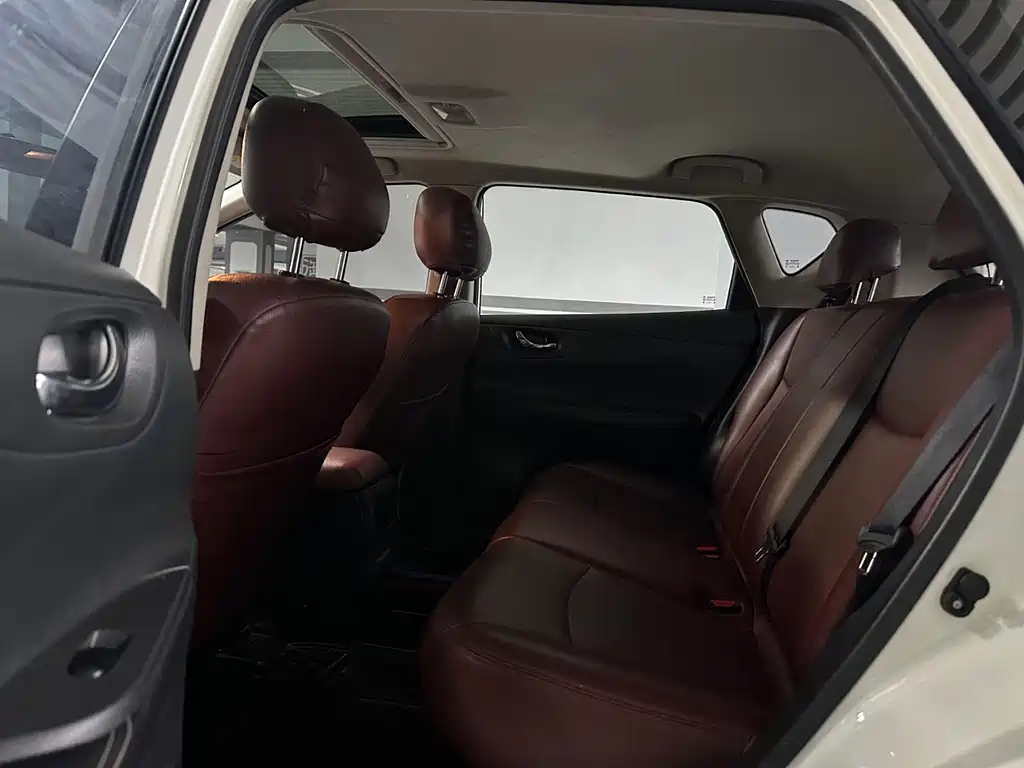 Nissan Tiida 2017 — фото 15