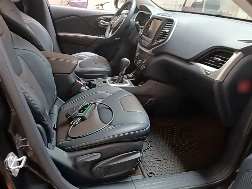 Jeep Cherokee 2015 — фото 25