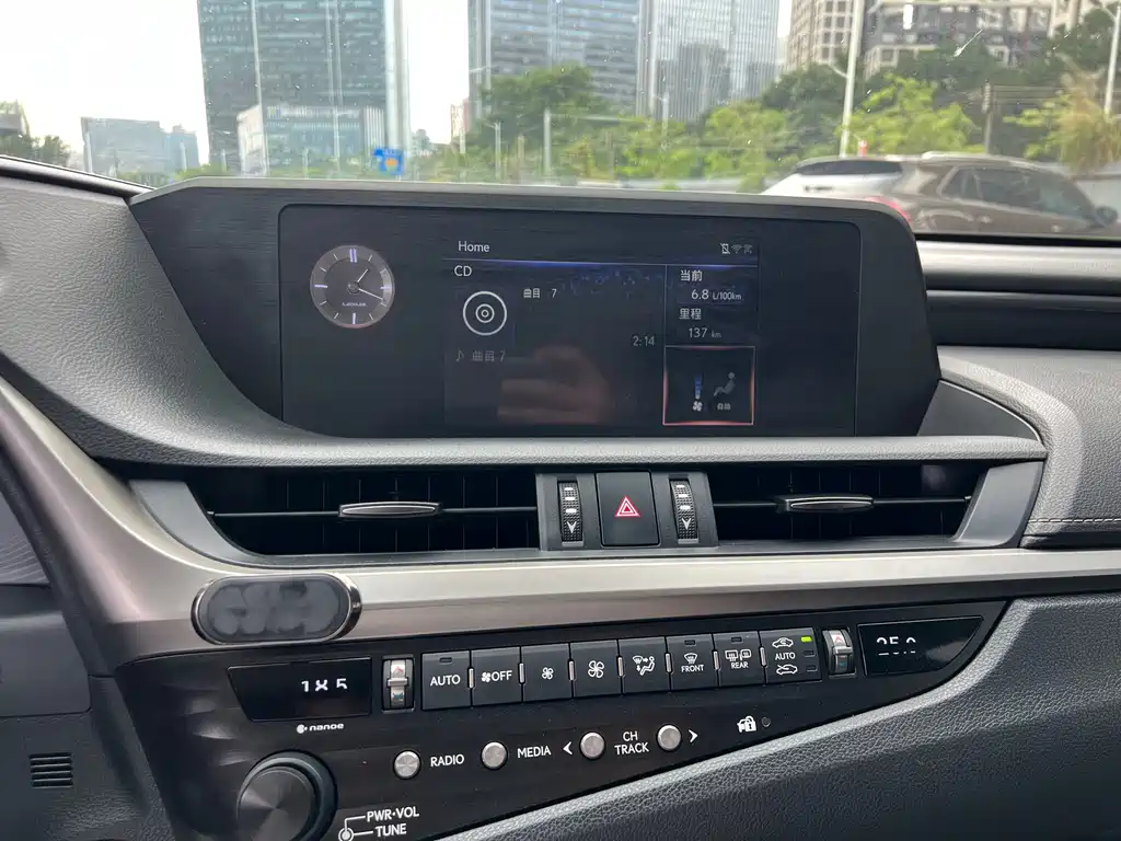 Lexus ES 2019 — фото 10
