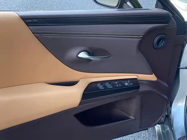 Lexus ES 2021