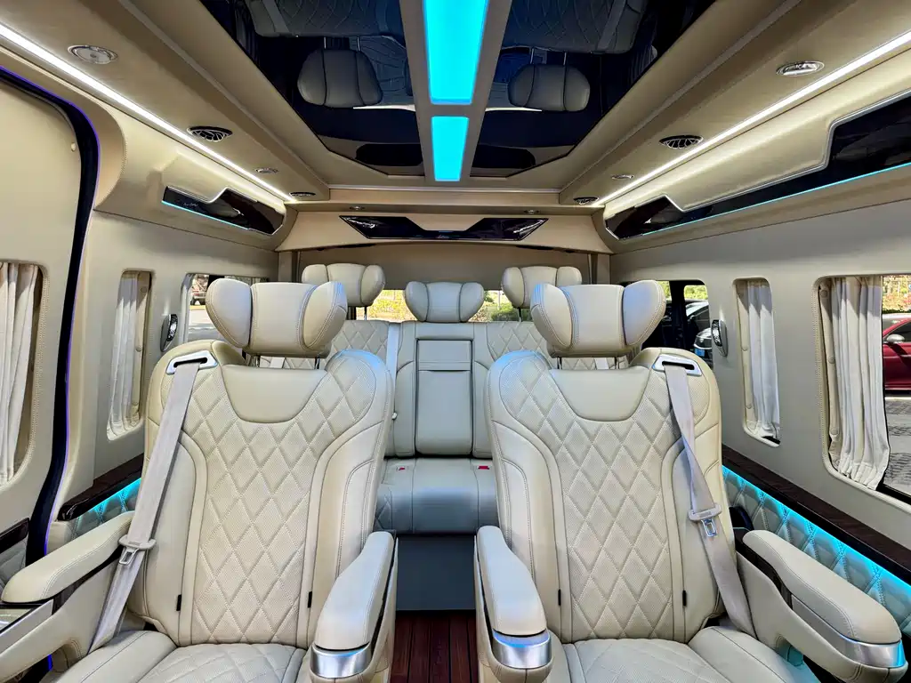 Toyota Hiace 2022 — фото 11