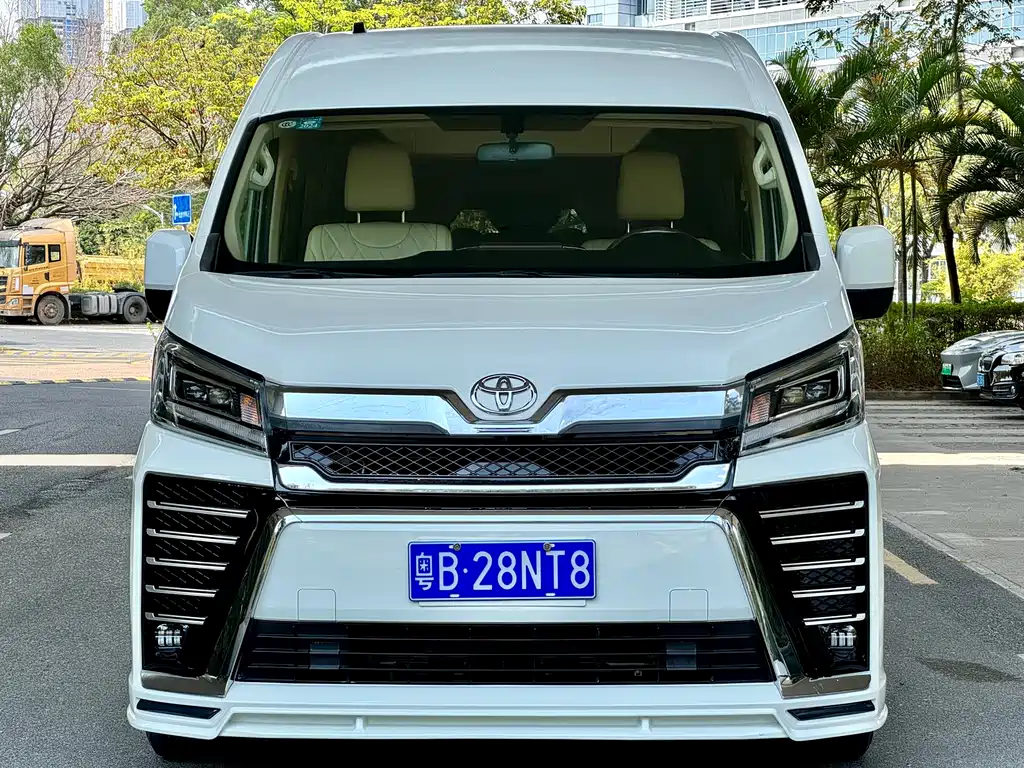 Toyota Hiace 2022 — фото 2