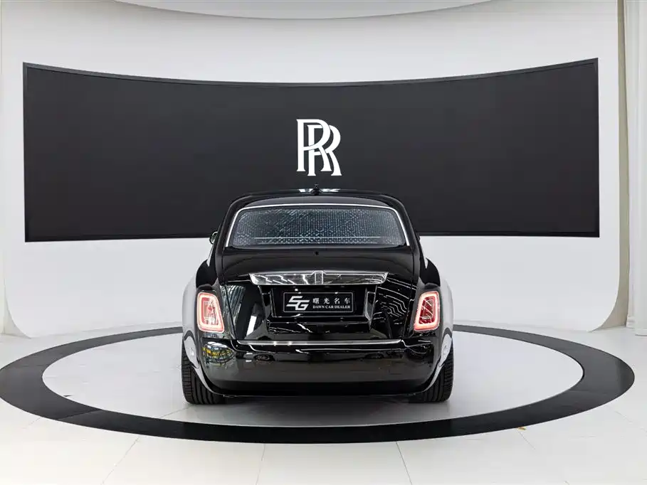 Rolls-Royce Phantom 2019 — фото 5