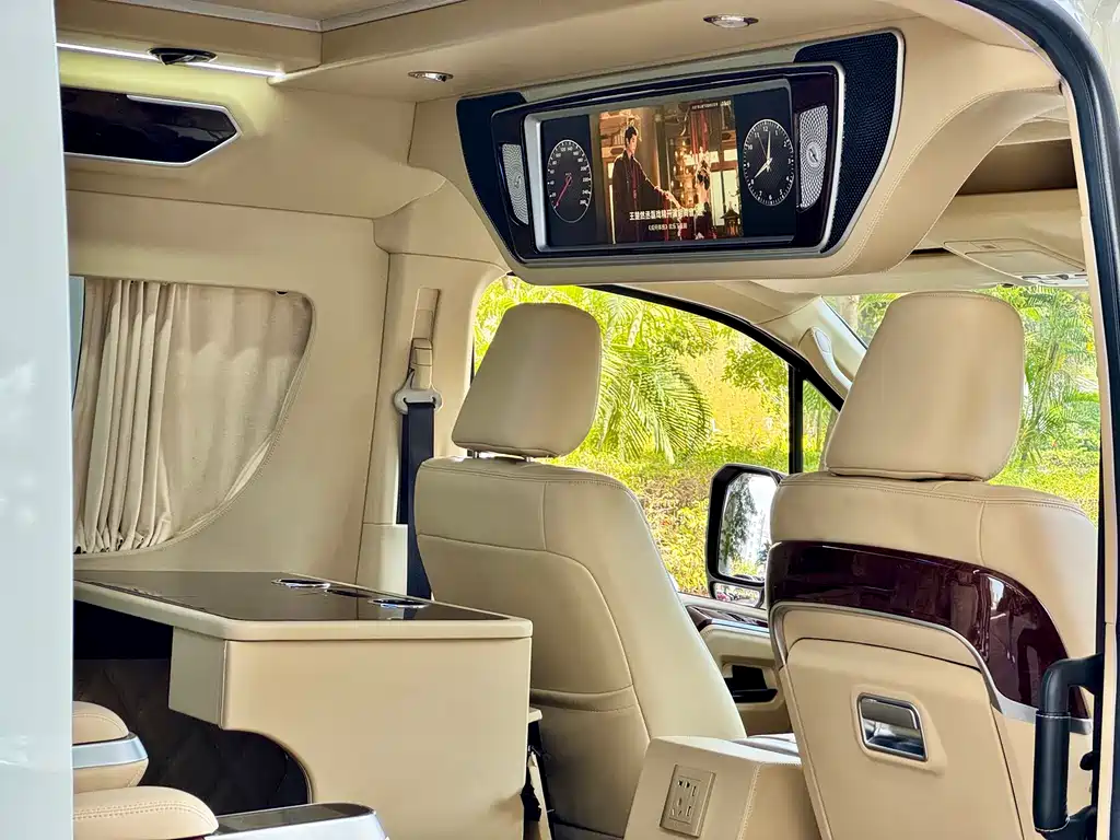 Toyota Hiace 2022 — фото 10