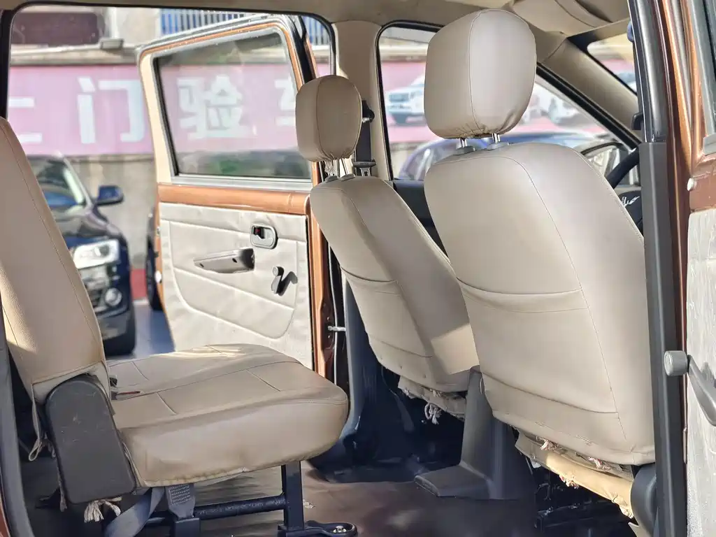 Wuling Hongguang 2015 — фото 12