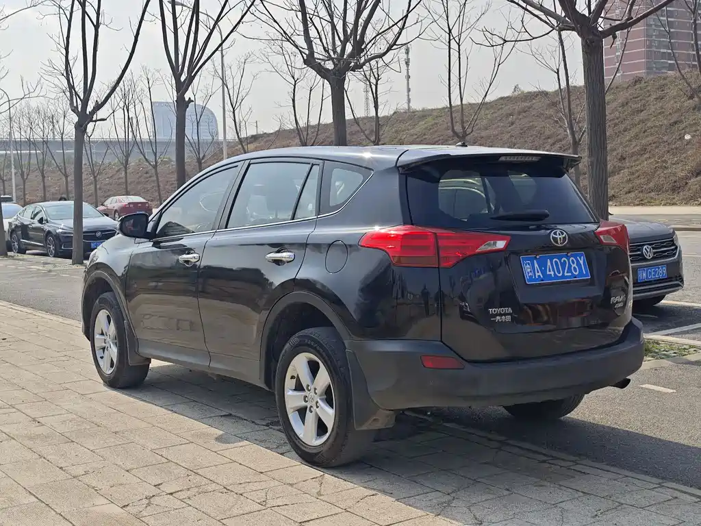 Toyota RAV4 2015 — фото 18