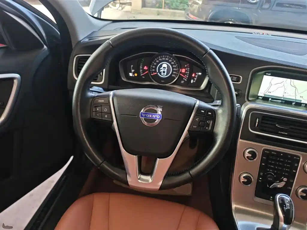 Volvo S60 2016 — фото 10