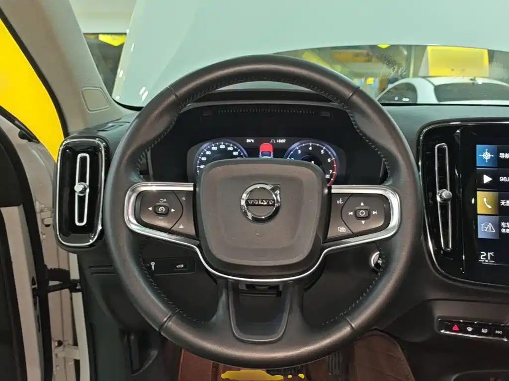 Volvo XC40 2020 — фото 11
