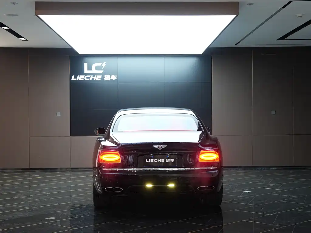 Bentley Flying Spur 2018 — фото 17