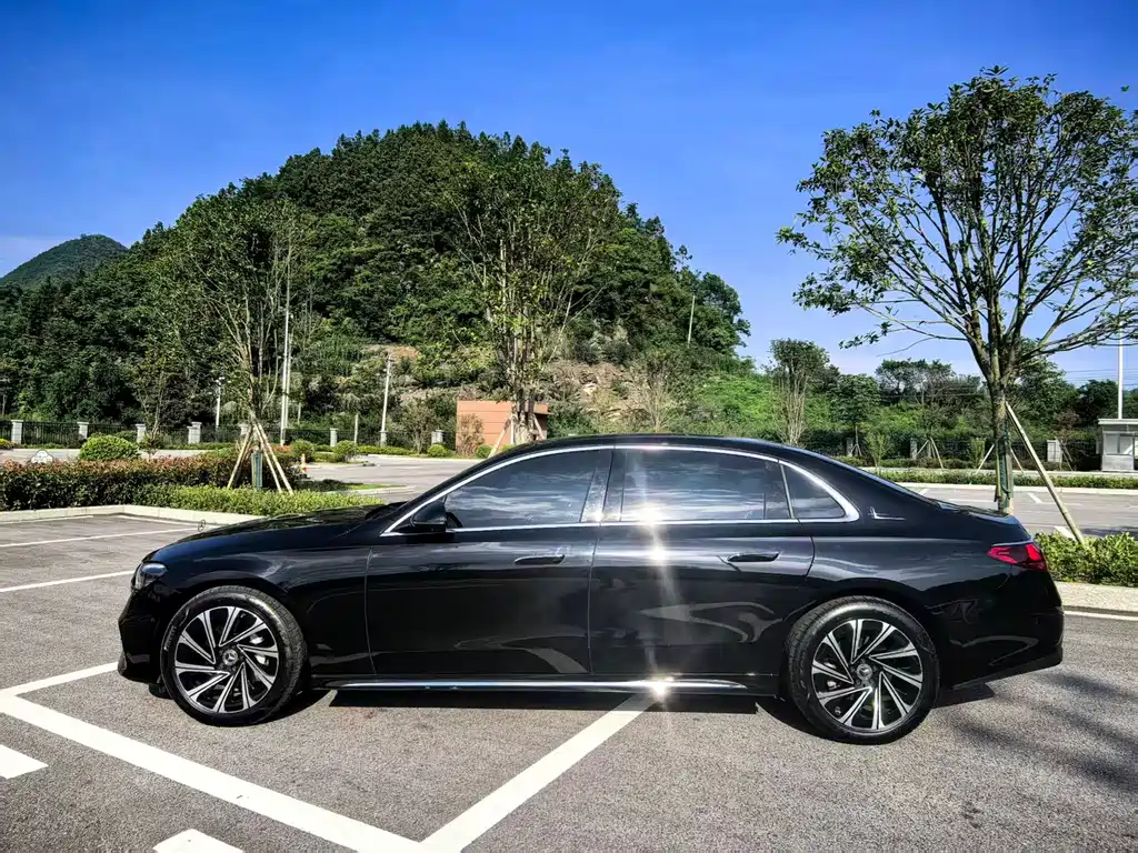 Mercedes-Benz E-Class 2025 — фото 3