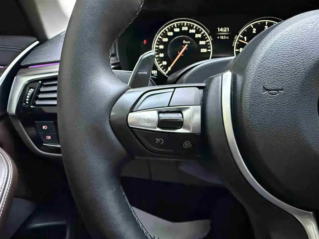 BMW 5 Series 2018 — фото 14