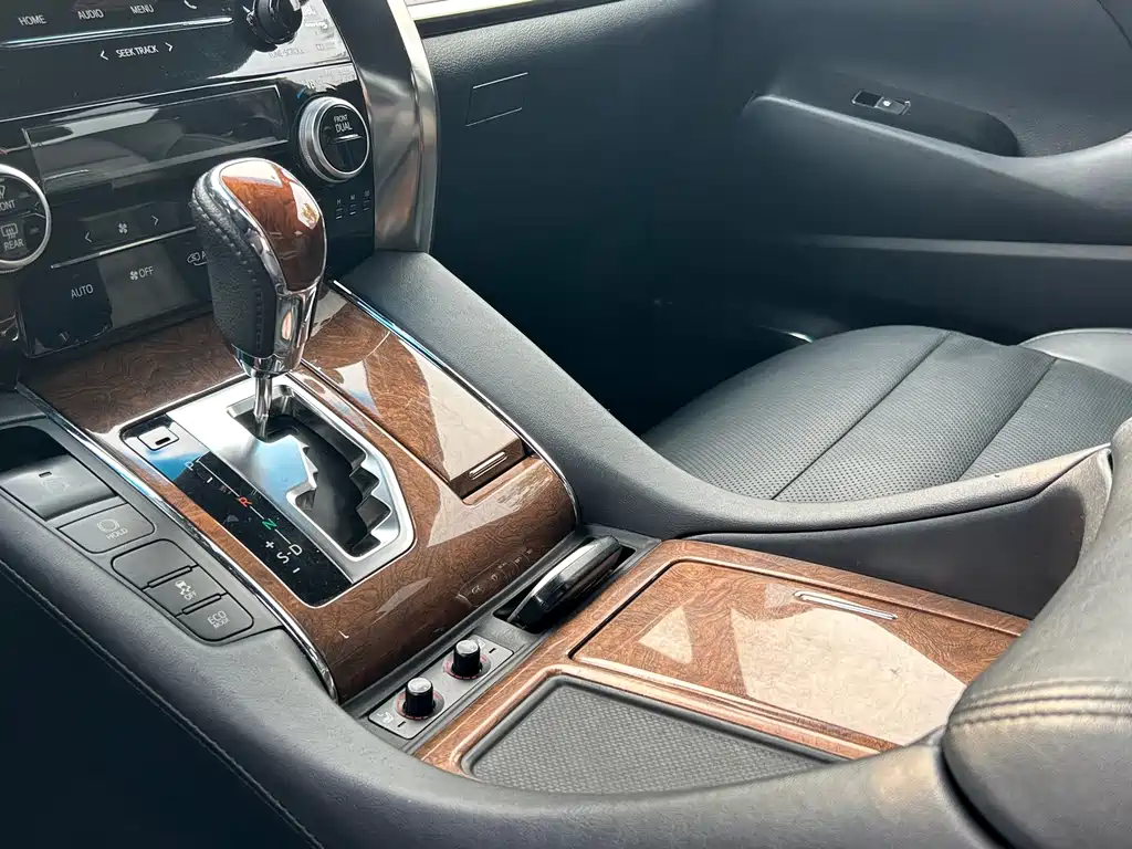 Toyota Alphard 2017 — фото 9