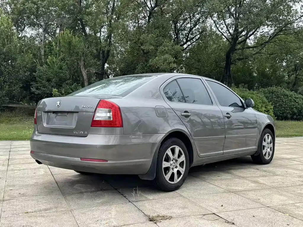 Skoda Octavia 2011 — фото 4