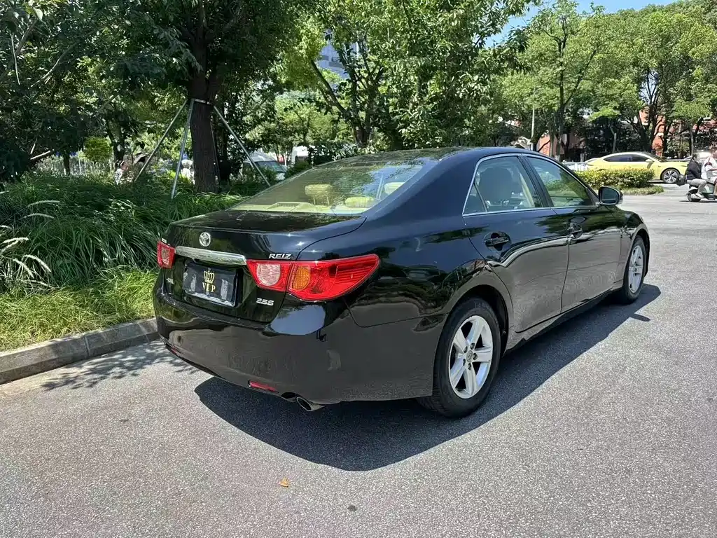Toyota Reiz 2011