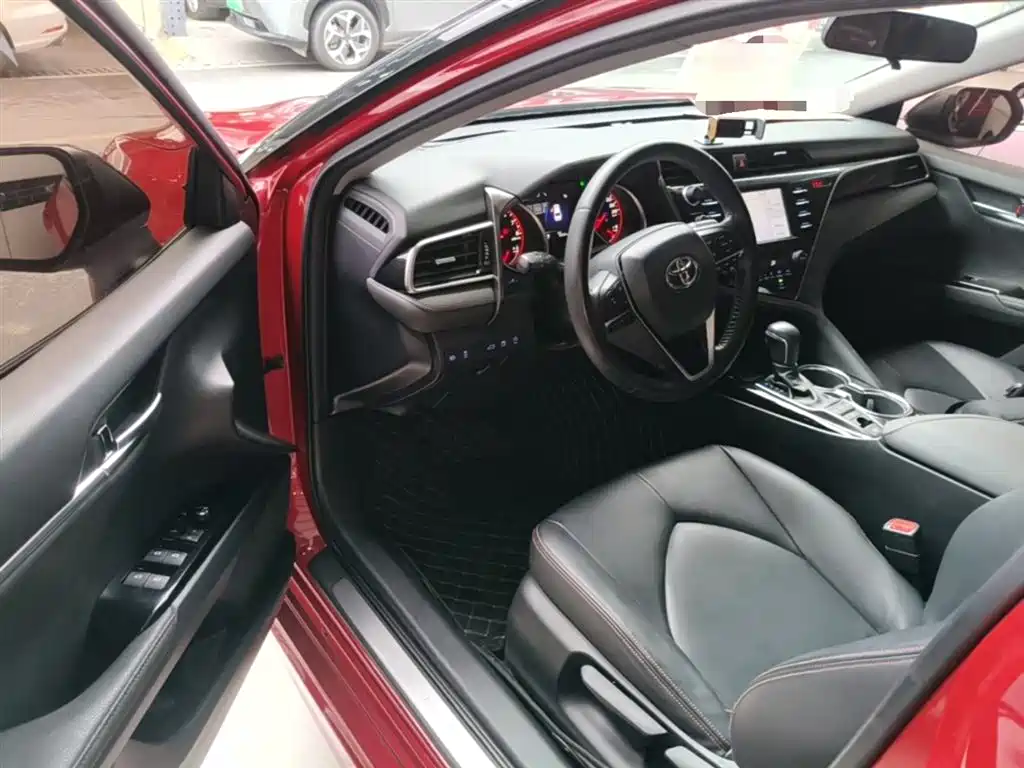 Toyota Camry 2018 — фото 16