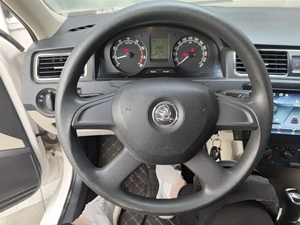 Skoda Rapid 2014 — фото 11