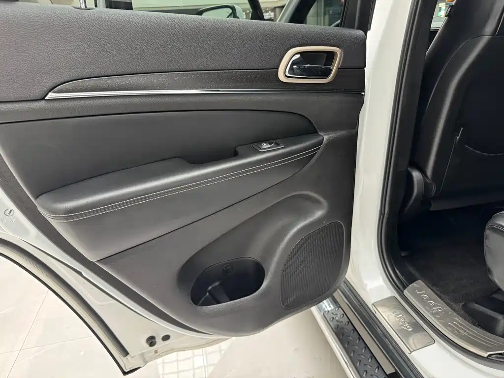 Jeep Grand Cherokee 2016 — фото 10