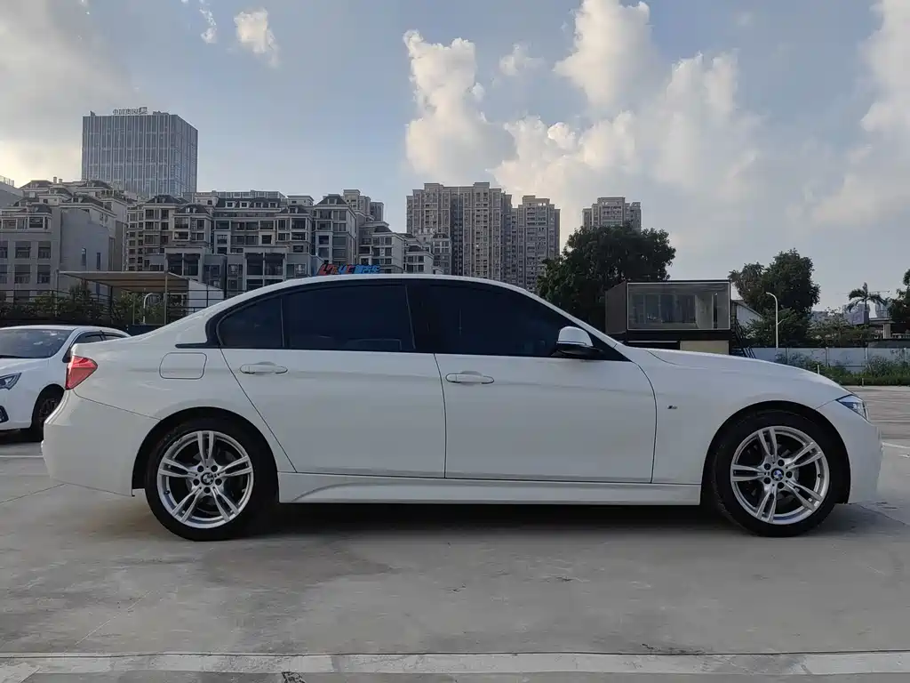 BMW 3 Series 2018 — фото 10