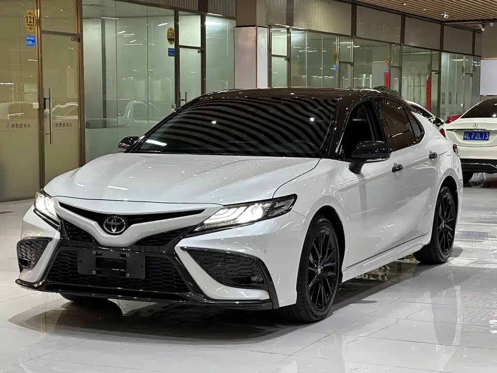 Toyota Camry 2023 — фото 1