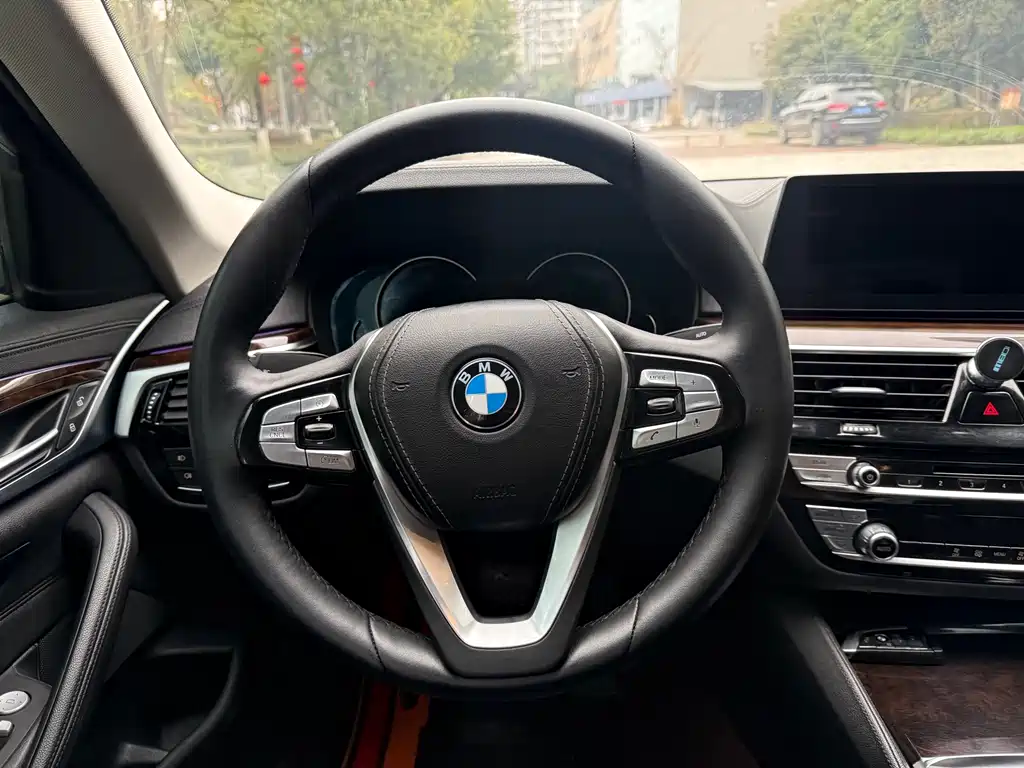 BMW 5 Series 2018 — фото 7