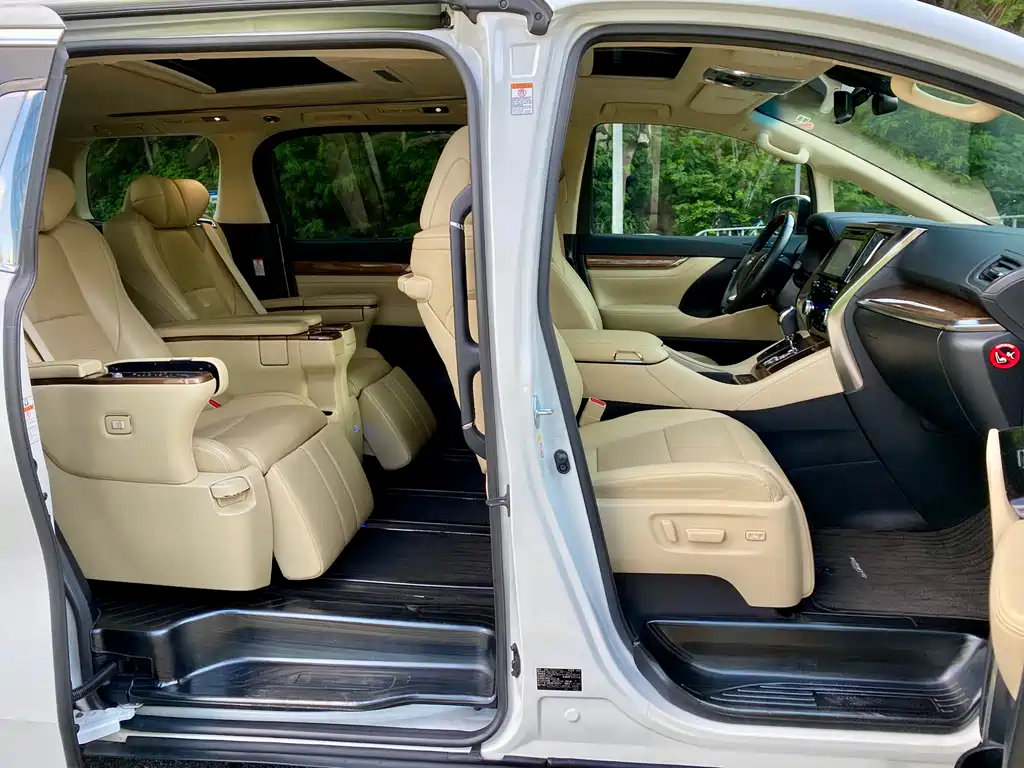 Toyota Alphard 2017 — фото 9